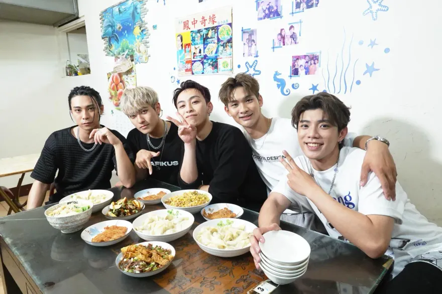 FEniX邀歌迷共進午餐！親自下廚獻手藝…粉無情吐槽：自備腸胃藥