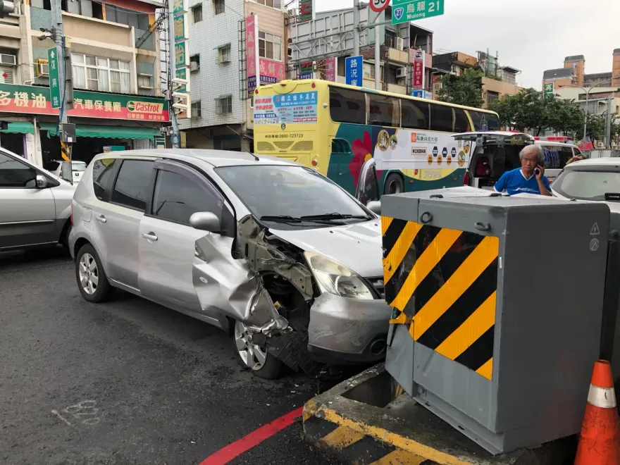 快訊/影/屏東市近千戶大停電！禍首竟是72歲翁駕車撞爛變電箱　16:45恢復供電