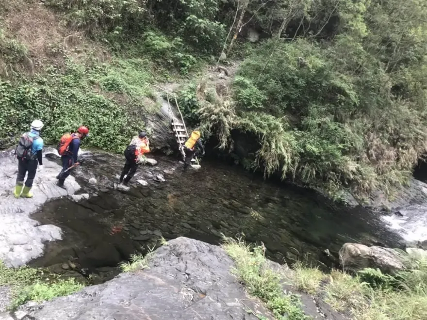 影/攀登屏東旗鹽主山出意外！　男子摔落20米邊坡「無生命跡象」