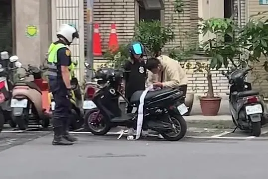 影/簽不完的罰單？騎士違規改裝遭警攔查開單　網笑：還以為是湯姆熊彩券