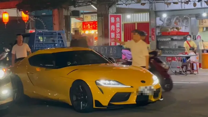 禮讓行人擋到路？新店男被按喇叭亮刀攻擊　對方「手掌濺血」持辣椒水自衛