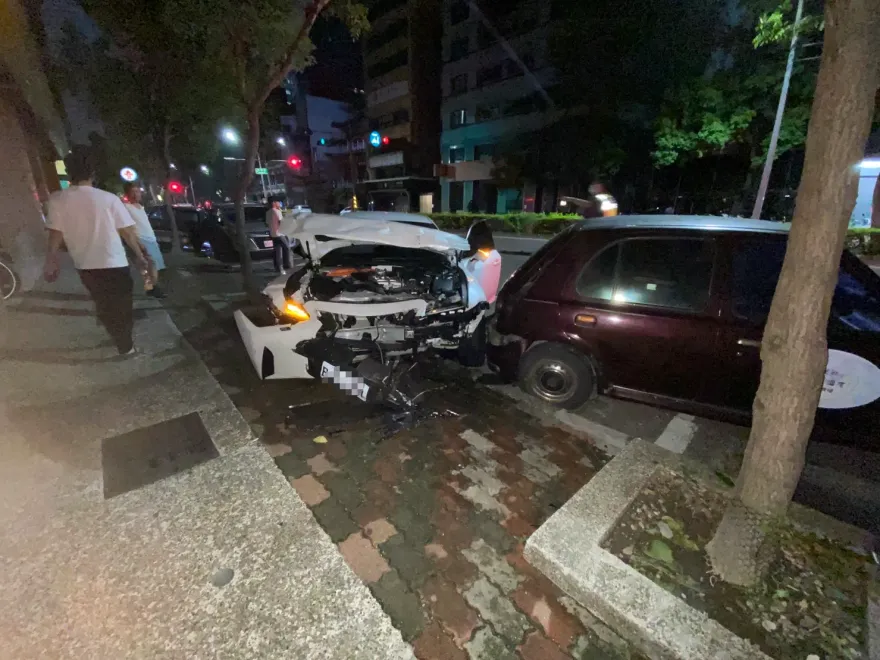 影/未禮讓直行！高雄凌晨2車相撞「路旁車輛遭殃」　2駕駛受傷送醫