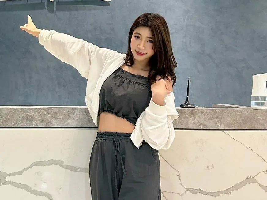 為兒子進軍AV界！22歲港混血辣模認缺錢…無奈坦言：前夫不給贍養費