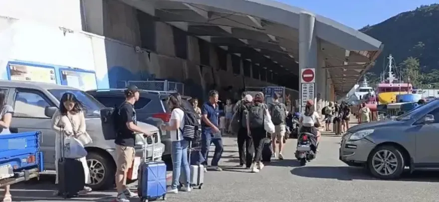 颱風瑪娃逼近！綠島遊客擠南寮漁港急撤離　台東往返綠島全停航