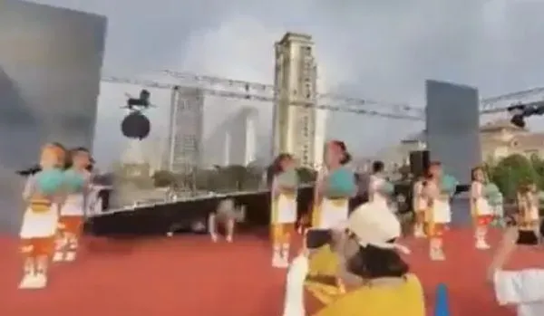 影/驚悚現場曝！跳到一半「舞臺巨幕轟然倒塌」　9童遭狠壓家長嚇壞狂尖叫