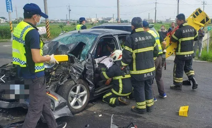 快訊/2車失控相撞！嘉義台82線車禍　1人當場失去生命跡象