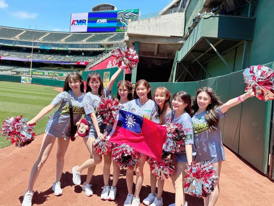 影/台式應援登運動家主場！樂天女孩開球　林襄甜喊：以台灣人為榮