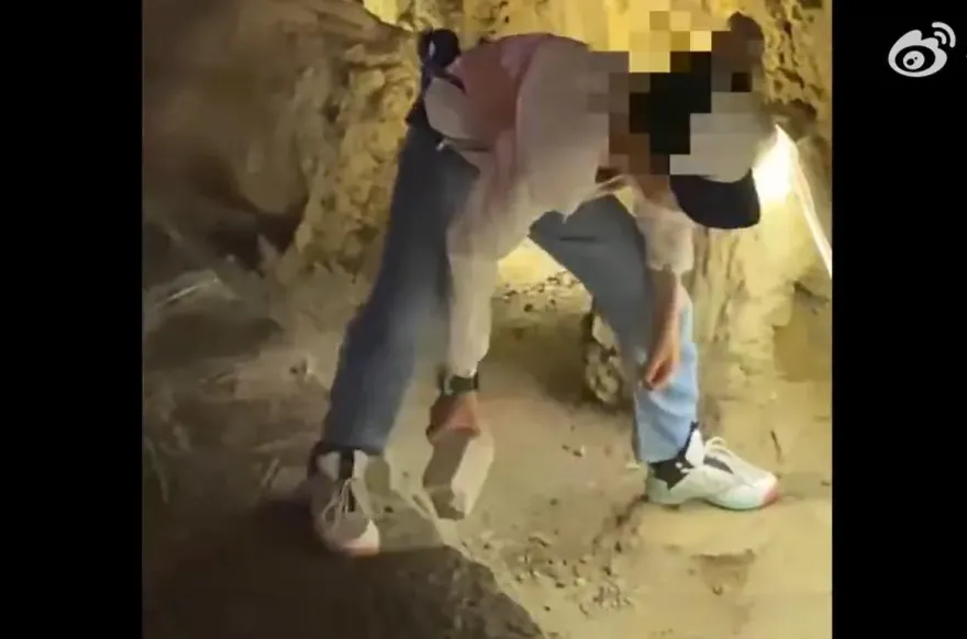 影/熊孩「拿磚頭猛砸」景區鐘乳石塞口袋　恐龍家長護子扯：小孩喜歡想帶走