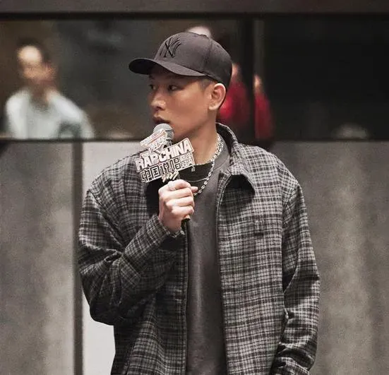 瘦子《說唱巔峰》太樸素引熱議...熱狗挺身解釋：這是「幹大事」服裝