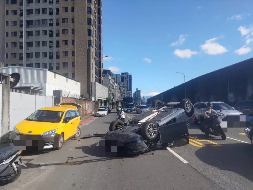 快訊/北市「瑞典坦克」擦撞小黃烏龜翻！　母子受困孩子暴哭