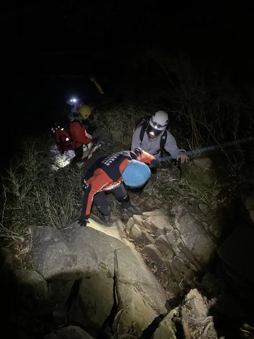 影/南投合歡溪暴漲4人受困　救難人員漏夜救援！驚險畫面曝