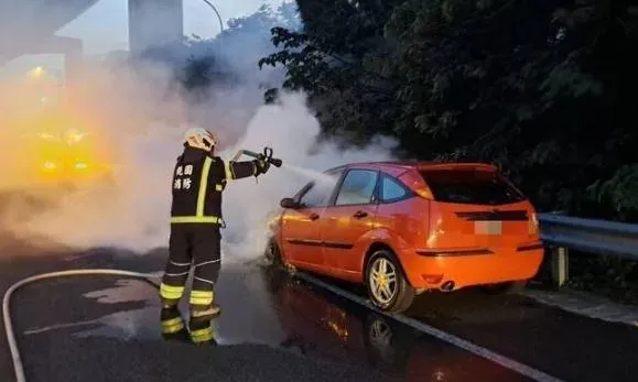 開到一半引擎燒起來！國1南下幼獅段火燒車　駕駛急停路肩逃生