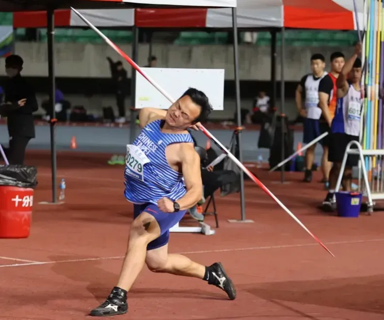 快訊/「黃金右臂」鄭兆村台灣國際田徑公開賽奪金！75公尺26力壓群雄