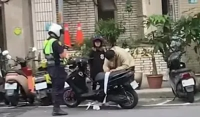 影/騎士違規遭攔查「罰單長到拖地」畫面驚呆網　中和警解答了