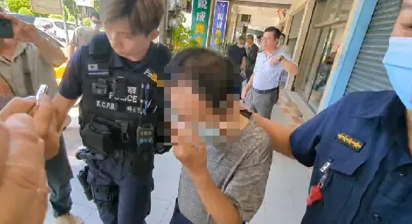 快訊/抓到了！高雄星巴克遭槍擊　警方烙鎖匠開門逮口罩阿伯