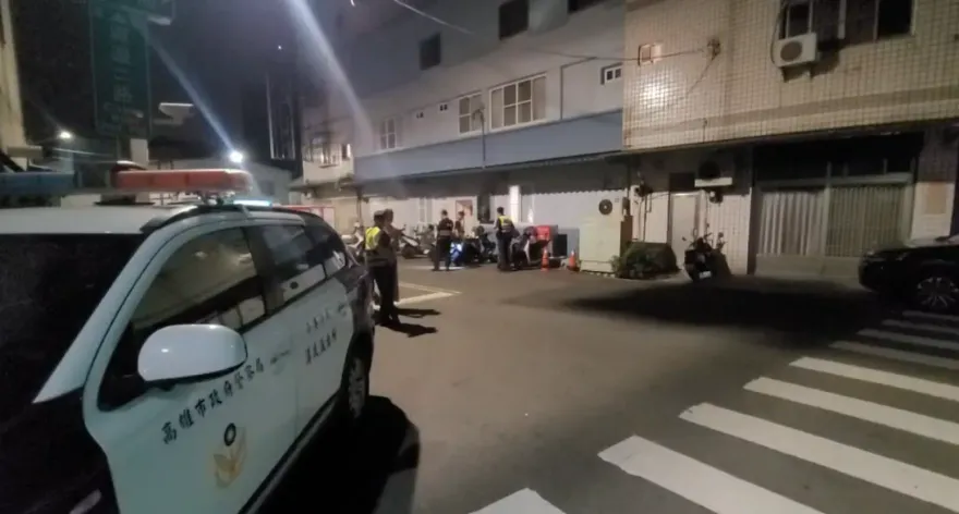 影/和女房東續攤「前男友上門撞見」！小鮮肉火爆持槍威嚇　耍帥敲破玻璃結果糗了