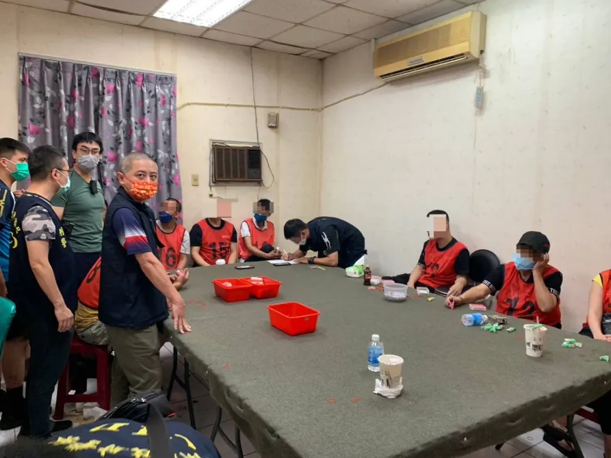 影/台南永康警拂曉出擊！再破天九牌職業賭場　逮31人送辦