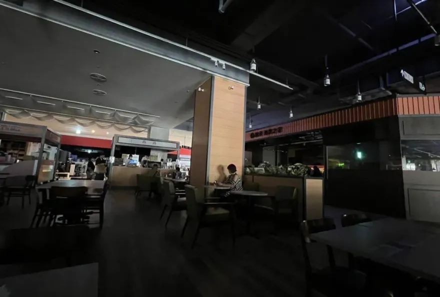 快訊/台中LaLaport又出事！南館中午大停電　民眾摸黑吃飯畫面曝