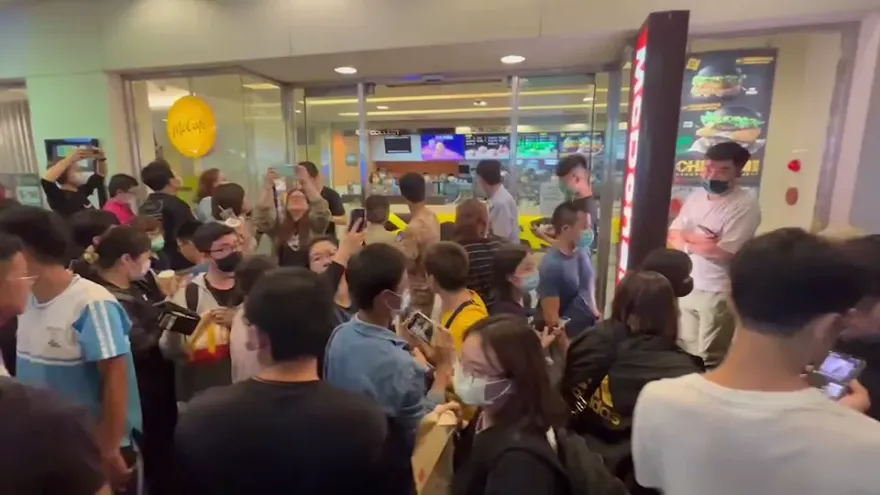 影/台中2家麥當勞今晚熄燈！民眾聚集拍照留念　「復活」新據點曝