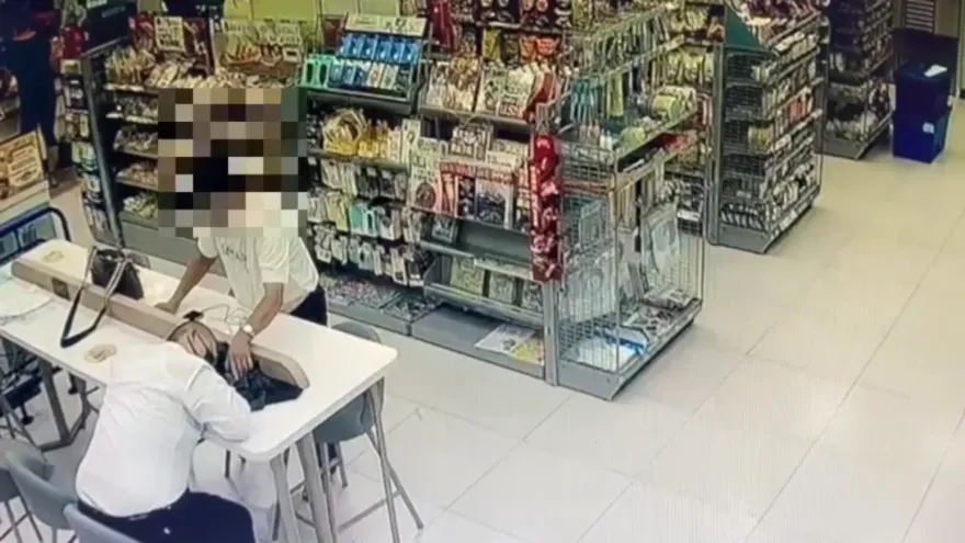 影/髒東西！超商見遊客趴睡摸走iPhone　全被錄下來
