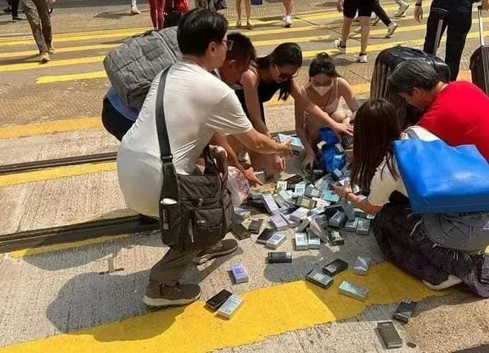 銅鑼灣保險套扛壩子！背心妞摔跤「海量套套」散滿地　路人幫撿現愛心