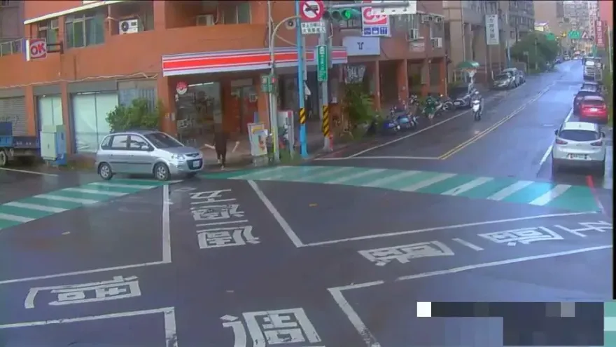 快訊/八里早餐店濺血！39歲男遭西瓜刀追砍　手臂多處刀傷送醫搶救