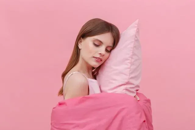 落枕脖子卡卡不能動　醫授4訣竅挑枕頭：用過才知道