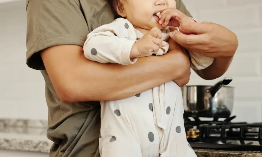 剖腹產縫合中…一旁新手爸抱寶寶竟喊手痠　她當場在手術台爆氣噴髒話