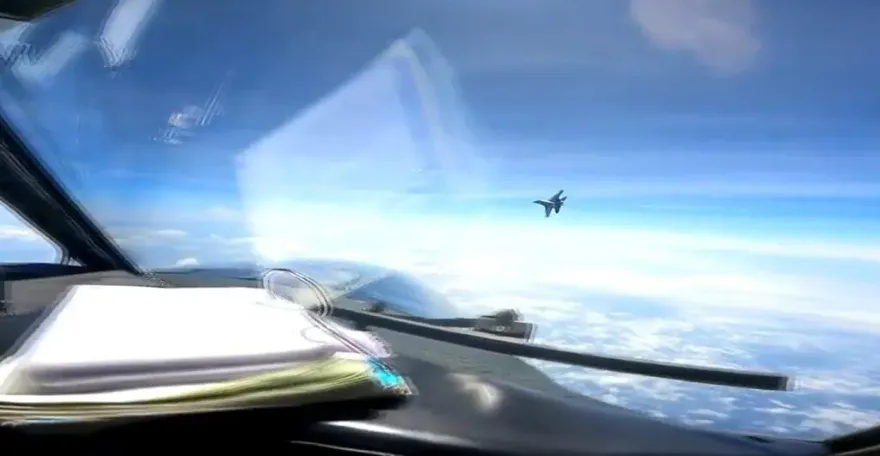 影/美控殲-16南海迫近美軍偵察機　陸使館：堅決捍衛國家主權