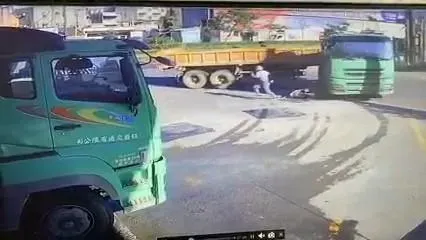 影/桃園砂石車「死亡迴旋」趕盡殺絕　阿伯棄車用生命狂奔！畫面曝