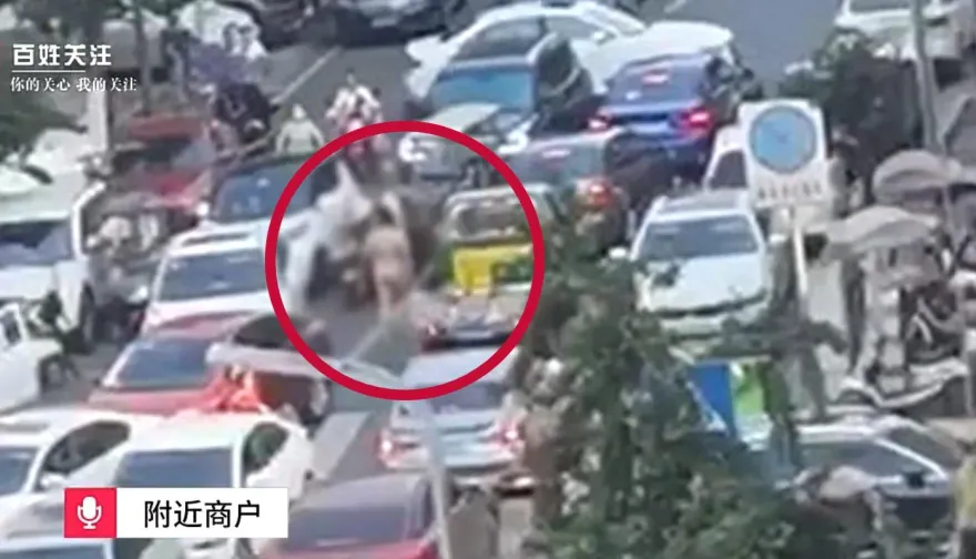 影/連撞多車後…開門下車「邊走邊脫」　男子大街裸奔「遛鳥」致塞車