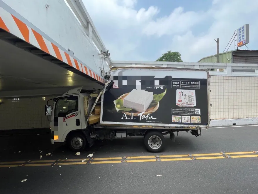 衝！貨車趕送貨慘卡地下道　豆腐狂噴出「他還猛催油門」