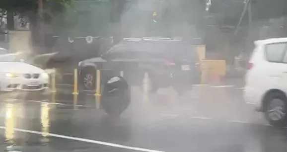 影/瑪娃外圍環流帶豪雨轟高雄！路上人孔蓋突噴出　飛擊來車底盤險釀災