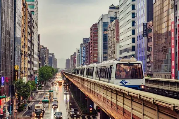 今變天迎雨彈！5縣市大雨特報　高溫狂飆35°C…周末才放晴