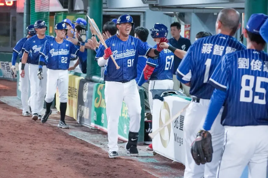 影/神調度！高國麟代打轟出驚天滿貫砲追平聯盟紀錄　丘總曝派他上場原因