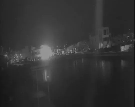 影/暗夜突現巨大火光！台南央廚「氣爆」威力驚人　震垮天花板砸傷鄰居