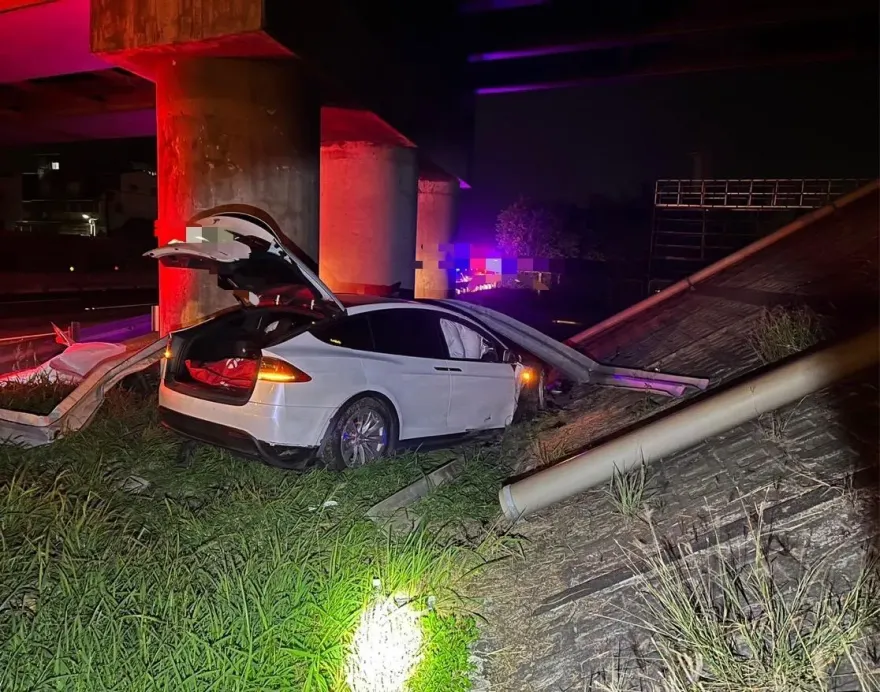 影/特斯拉國道啟動「自動輔助駕駛」　衝出邊坡撞爛2傷送醫