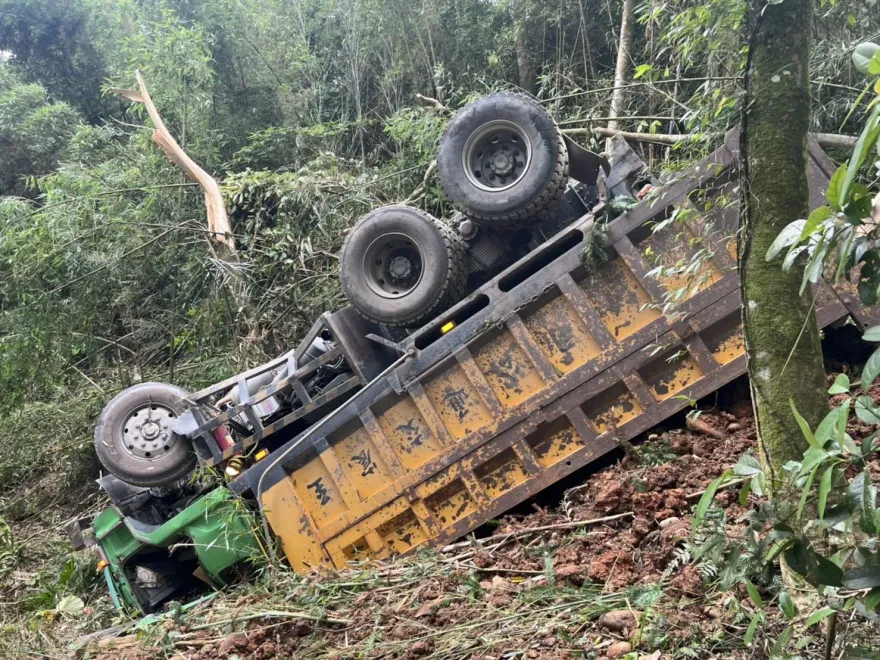 影/南投砂石車摔落20米深谷！駕駛車底朝天「重壓7小時」慘死