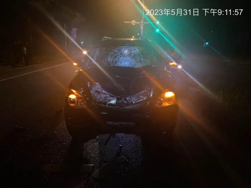 花蓮「酒駕騎士」無照貨車對撞！彈飛重摔車頭　搶救不治
