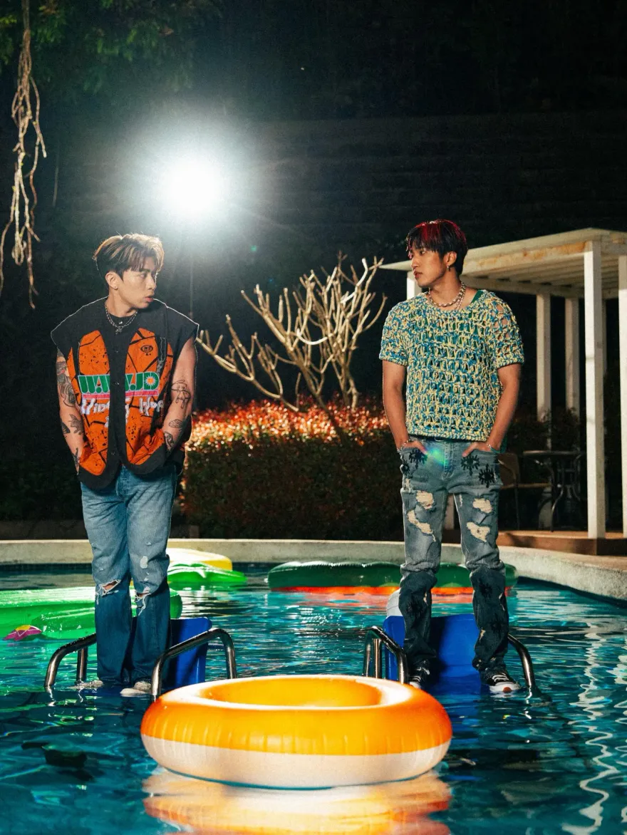 焦凡凡不能看！婁峻碩邀爆乳辣妹入鏡...幫擦防曬油享福利