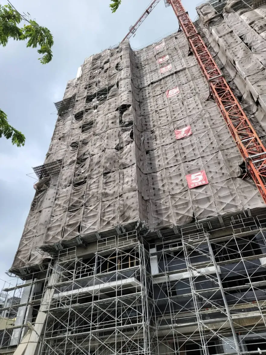 「飛天鐵條」插進屋！小港工地鷹架降落闖禍　開罰18萬勒令停工