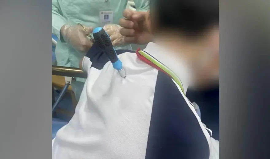 影/小學生吵架「10公分螺絲起子」狠插同學背　校方稱傷人孩子已轉學…網驚：另一校慘了