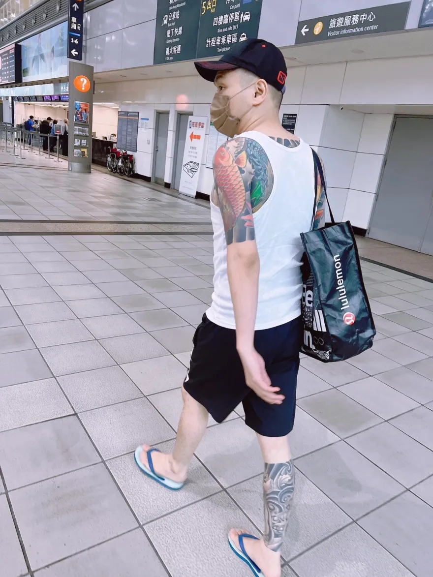 連千毅進修囉！吊嘎、半甲Look現身左營高鐵　「我們後會有期！」