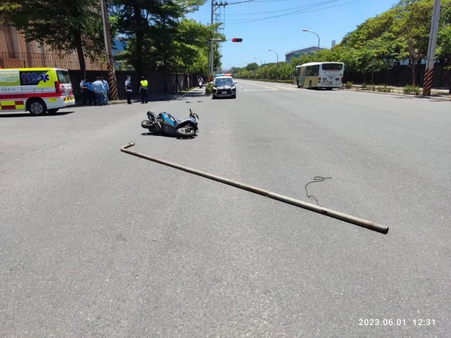快訊/颱風發威！高雄小港「電線桿倒塌」　騎士慘遭擊落人車噴摔