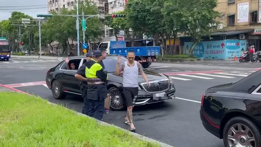 連千毅搭「勞斯萊斯」抵新北檢報到！　妻子IG動態：「我每天都可以看到」