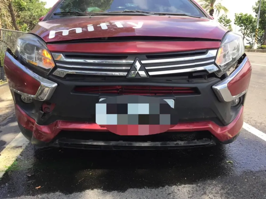 突來陣風！屏東路樹倒塌　女駕駛煞車不及撞壞「車下巴」