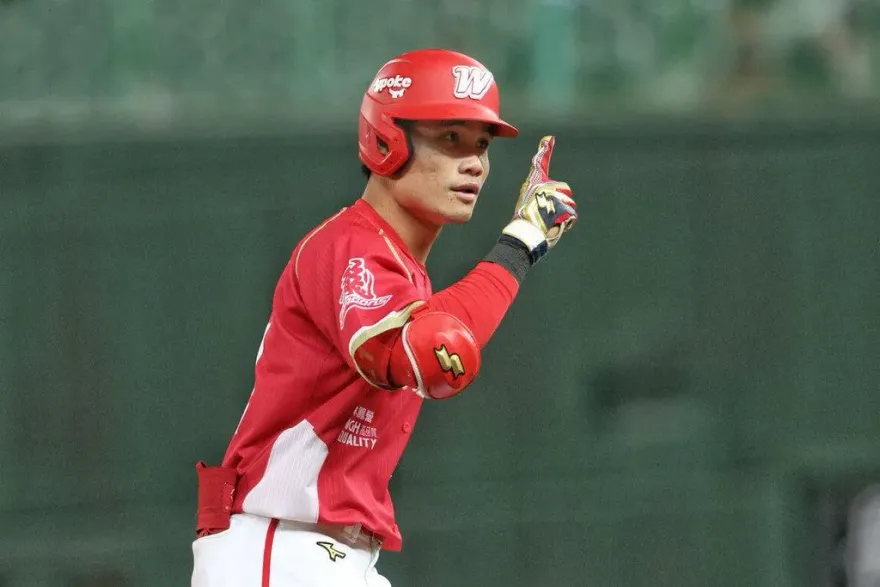 李凱威延長賽夯陽春砲救林凱威！　一棒送兄弟當聯盟爐主