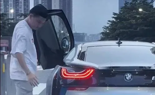 等紅綠燈突下車！BMW男使出「阿嬤の魔法」　故障方向燈瞬間亮起