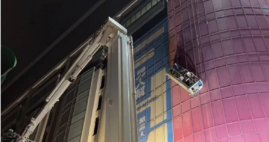 微風南京百貨深夜「3工人受困空中」…疑吊籠繩索斷了　驚悚畫面曝光