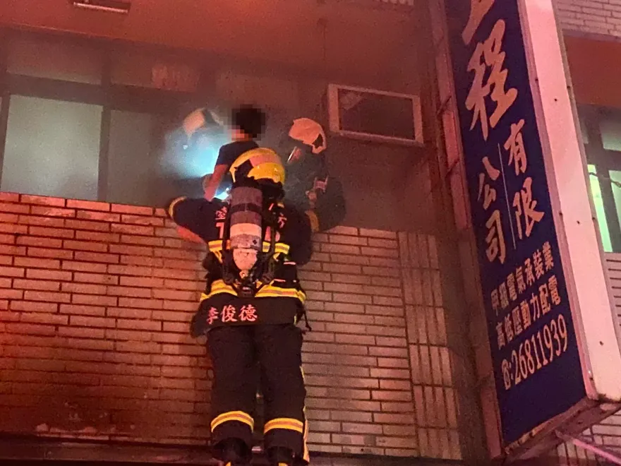 台中大甲凌晨住宅火警！　2孩童受困陽台嗆傷送醫